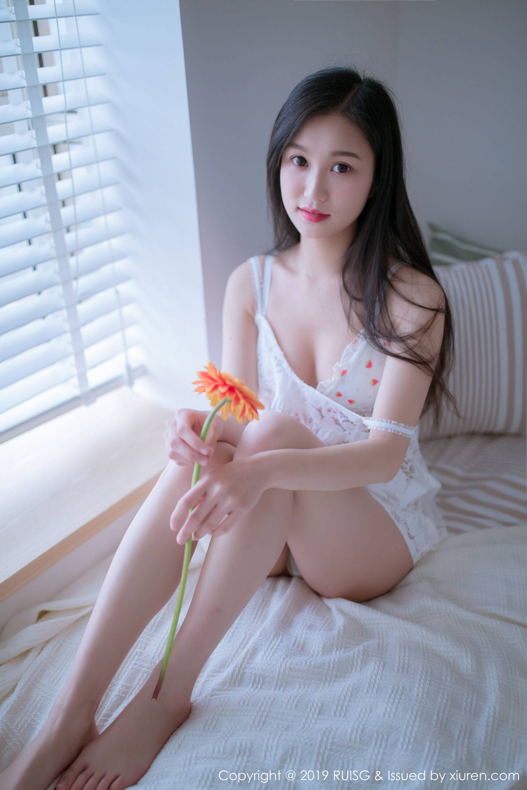 [瑞丝馆RUISG] Vol.068 深紫JulieXiuren秀人网高清美女套图写真下载-看套图看套图