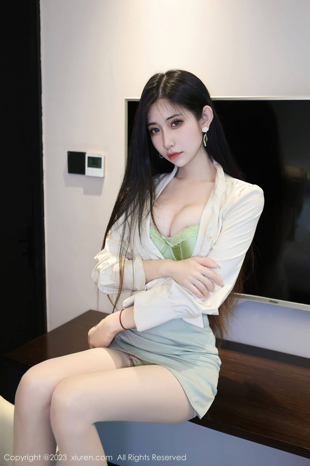 [XiuRen秀人网] No.6547 依娜Yina 短裙美腿-看套图