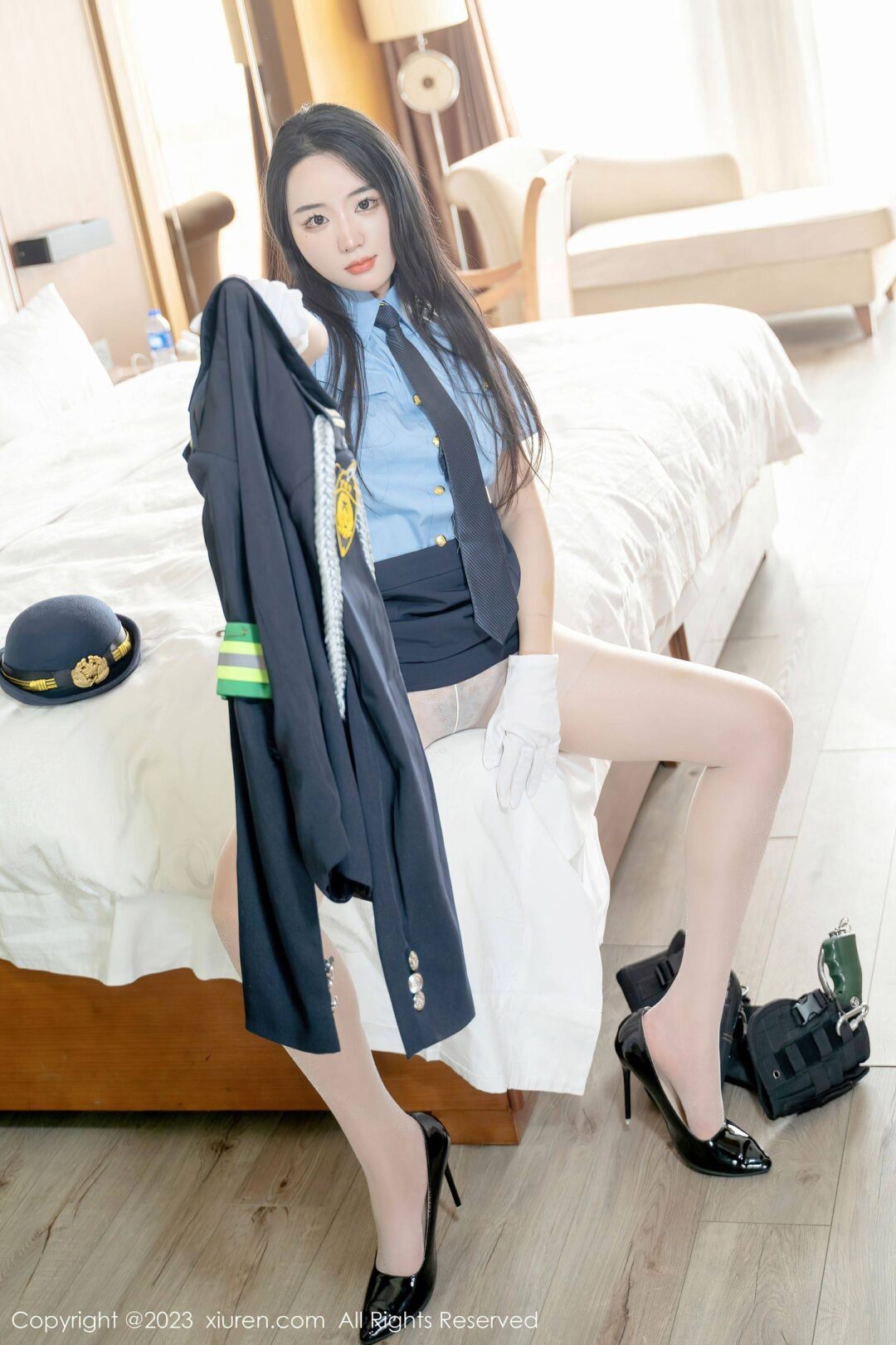 [XiuRen秀人网] No.6497 汐汐爱吃草莓 制服美臀-看套图