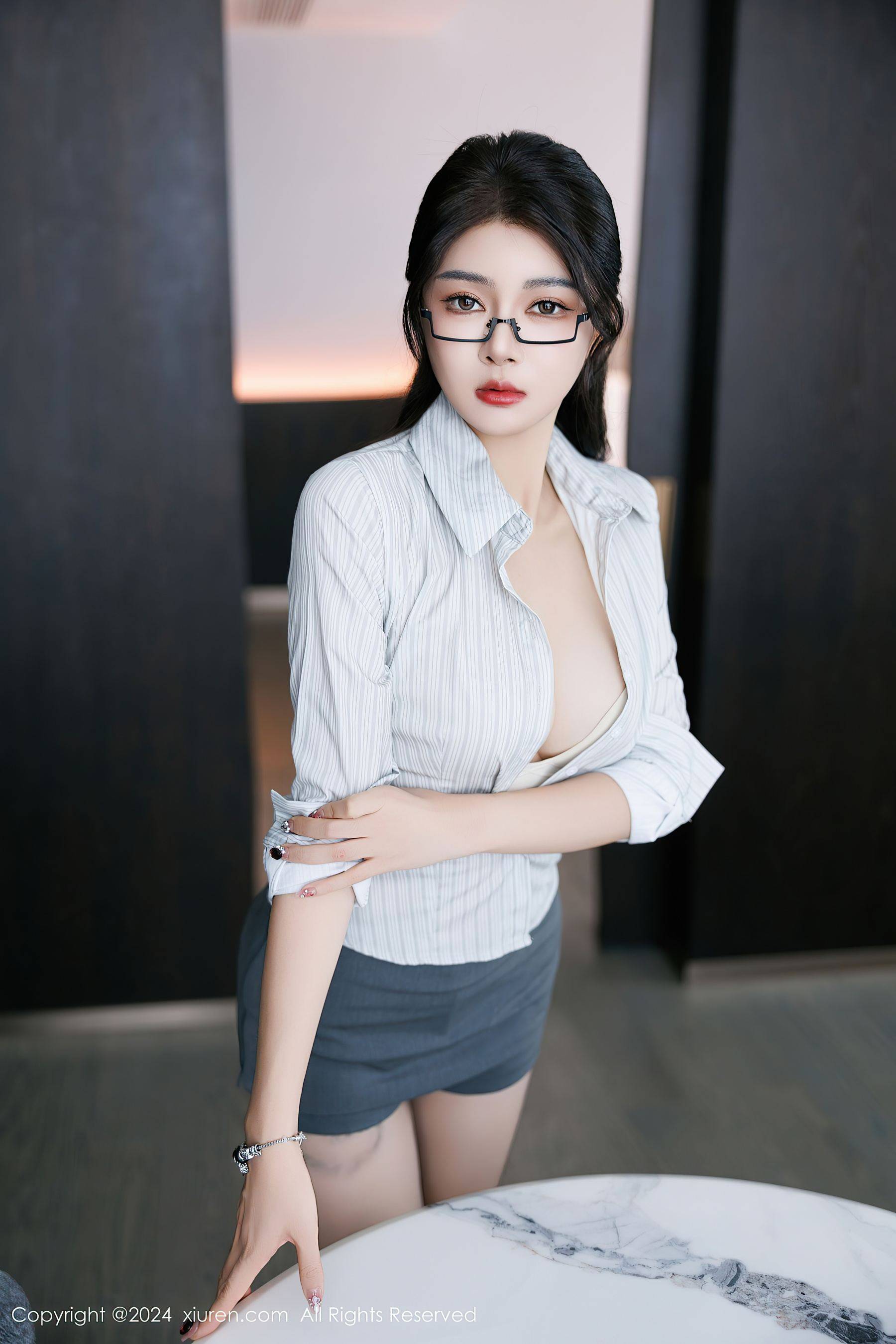 [XiuRen秀人网] No.9611 凯竹Quinn 黑丝美腿Xiuren秀人网高清美女套图写真下载-看套图看套图